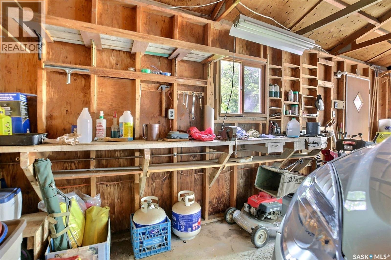 83 Woodward Avenue, Regina, SK - Indoor