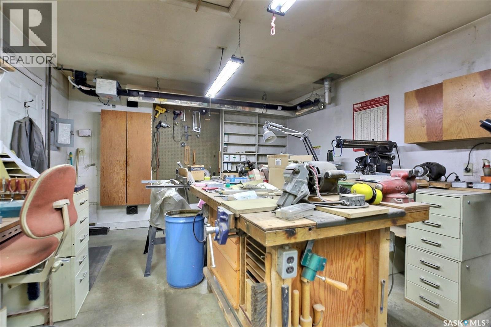 83 Woodward Avenue, Regina, SK - Indoor