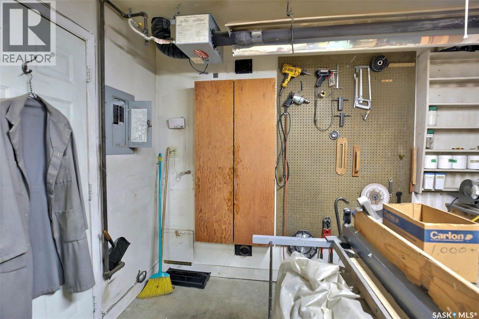 83 Woodward Avenue, Regina, SK - Indoor
