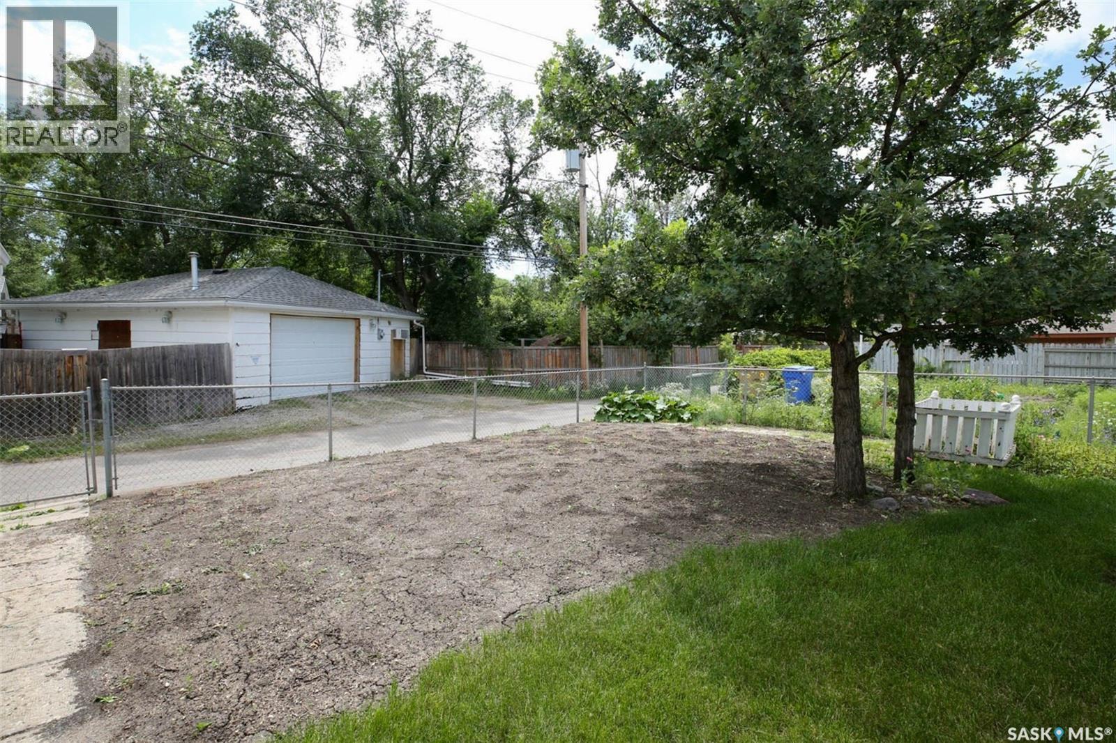 83 Woodward Avenue, Regina, SK - Outdoor