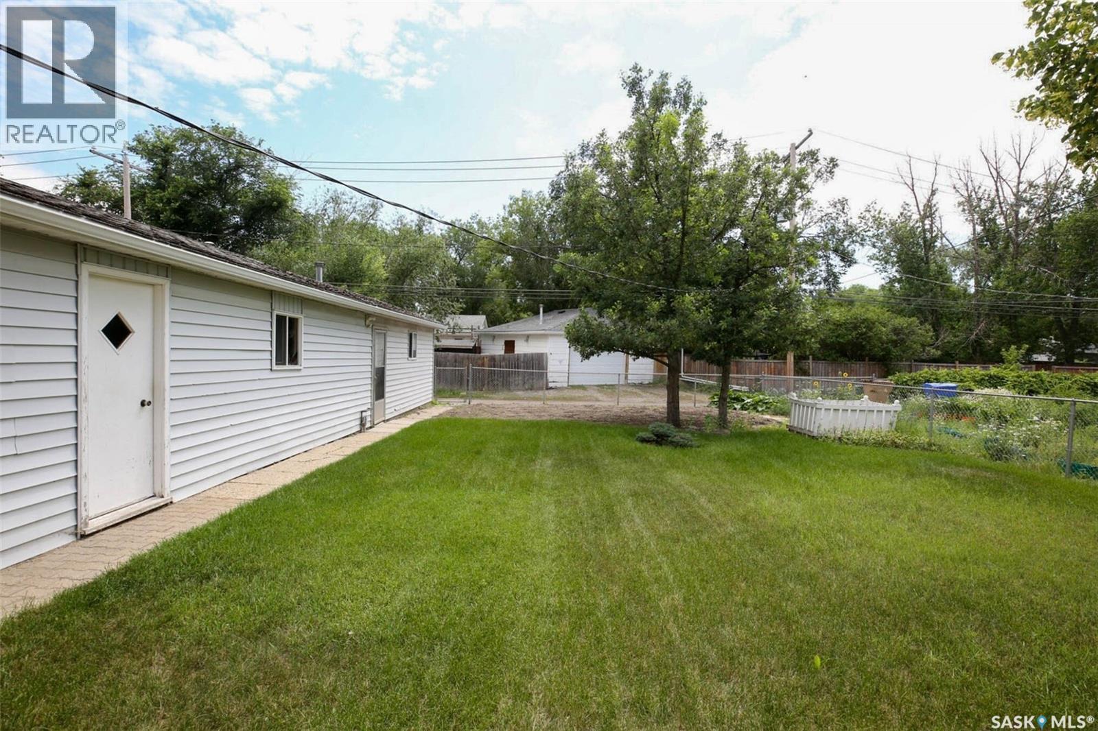 83 Woodward Avenue, Regina, SK - Outdoor