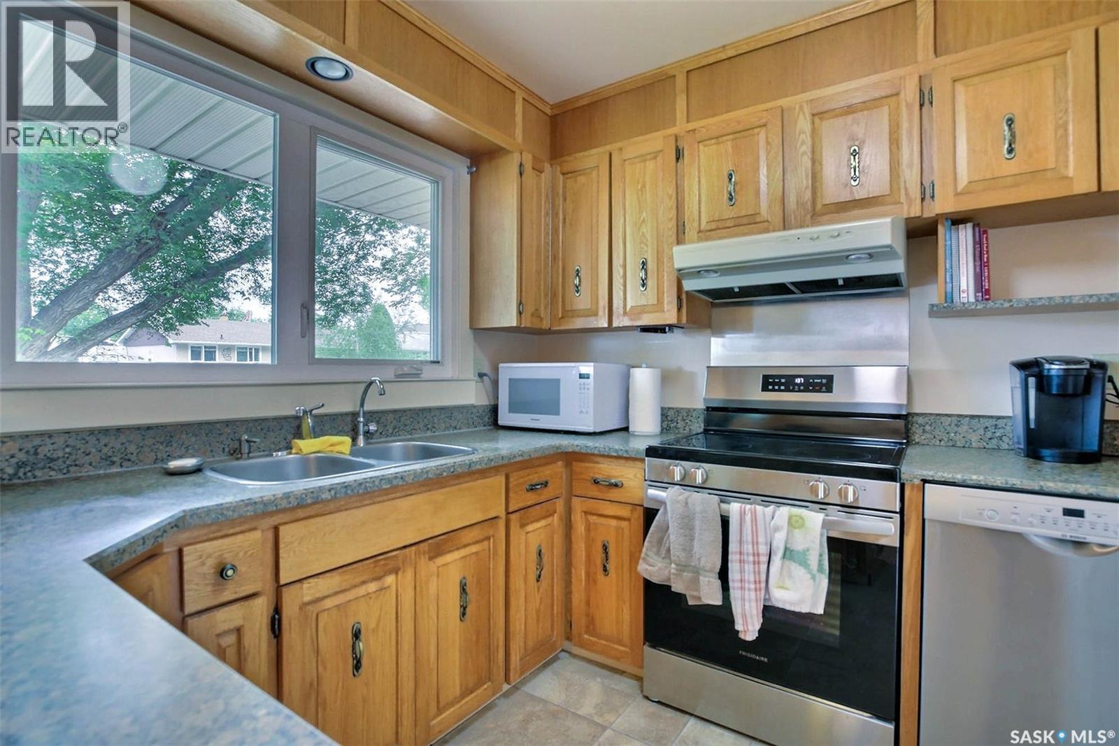 83 Woodward Avenue, Regina, SK - Indoor Photo Showing Kitchen With Double Sink
