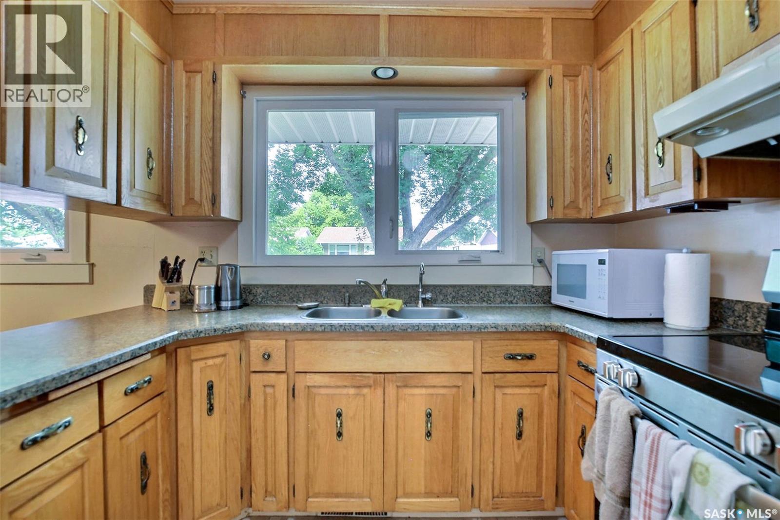 83 Woodward Avenue, Regina, SK - Indoor Photo Showing Kitchen With Double Sink