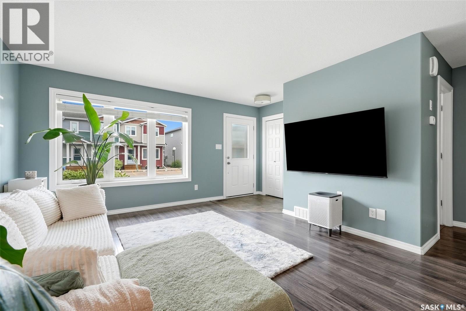 143 1920 7Th Avenue E, Regina, SK - Indoor Photo Showing Living Room