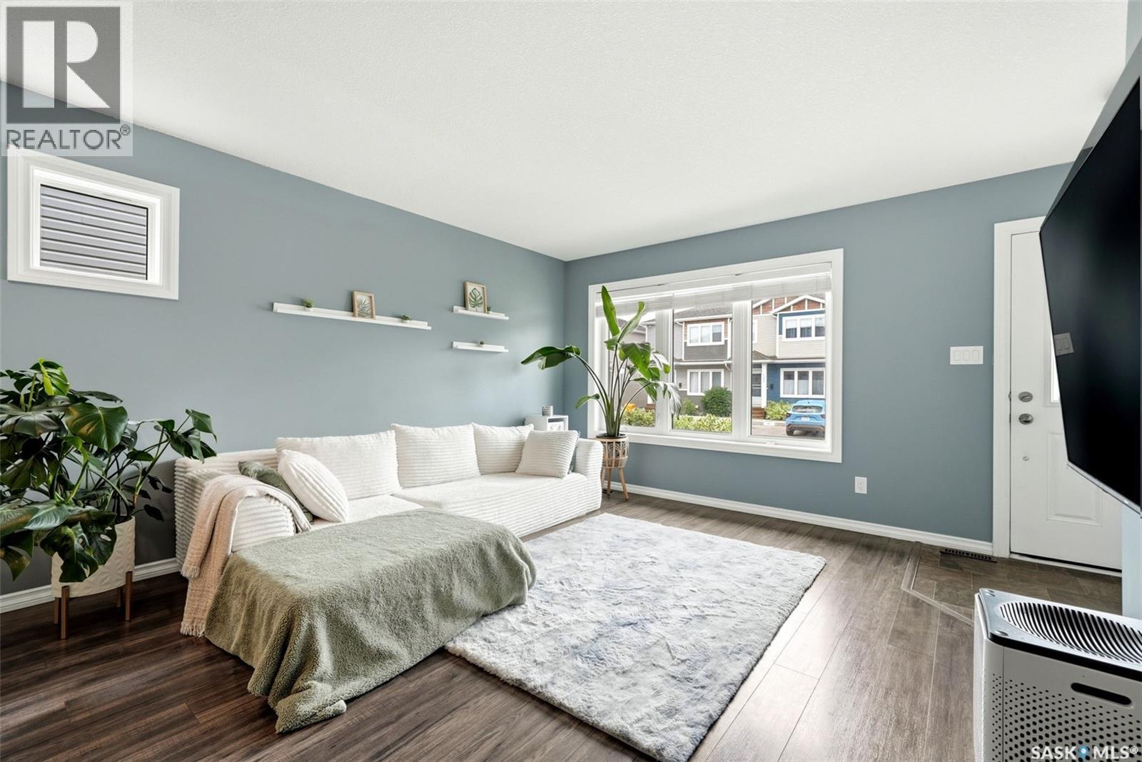 143 1920 7Th Avenue E, Regina, SK - Indoor Photo Showing Living Room