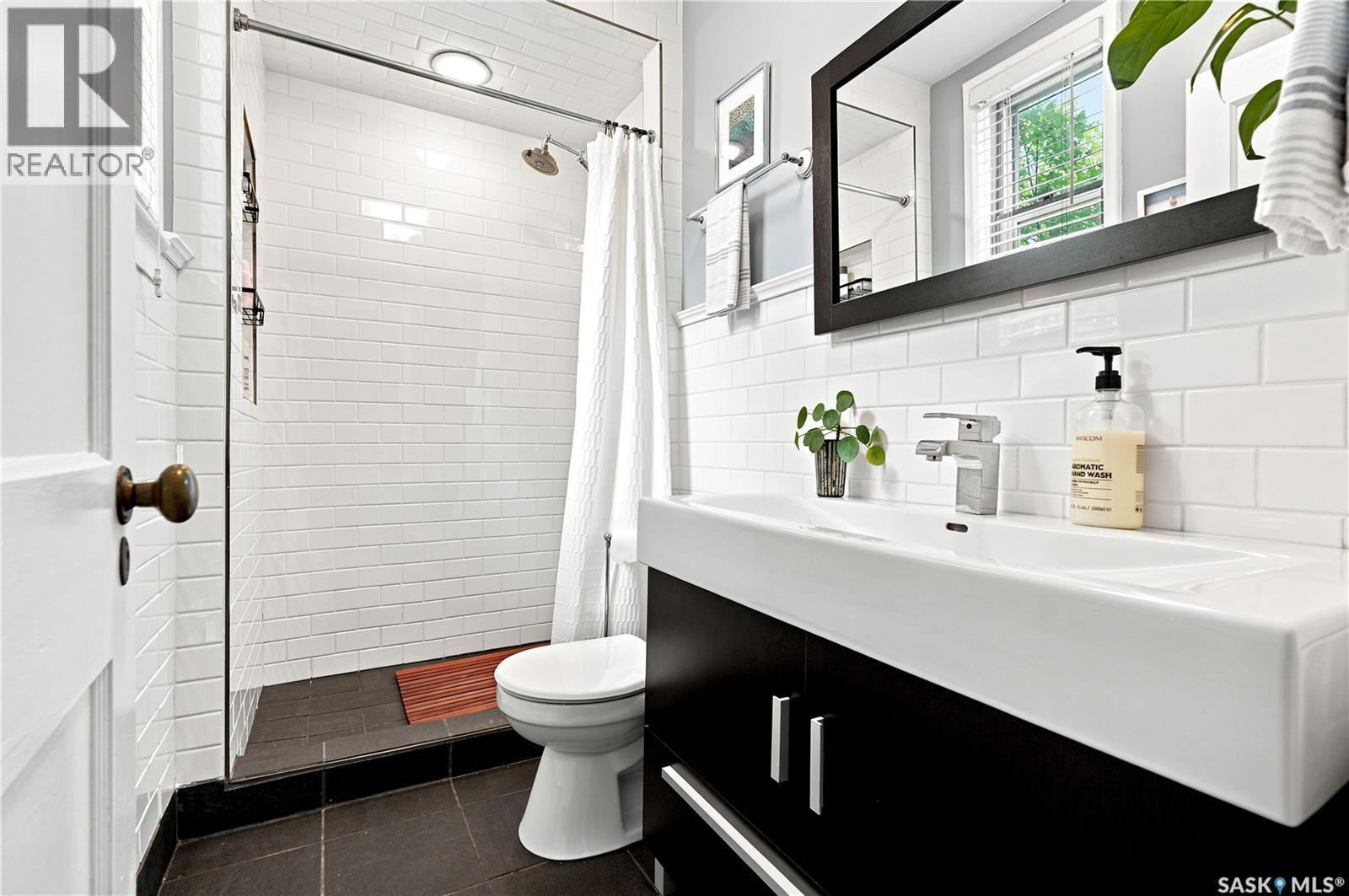 627 12Th Street E, Saskatoon, SK - Indoor Photo Showing Bathroom