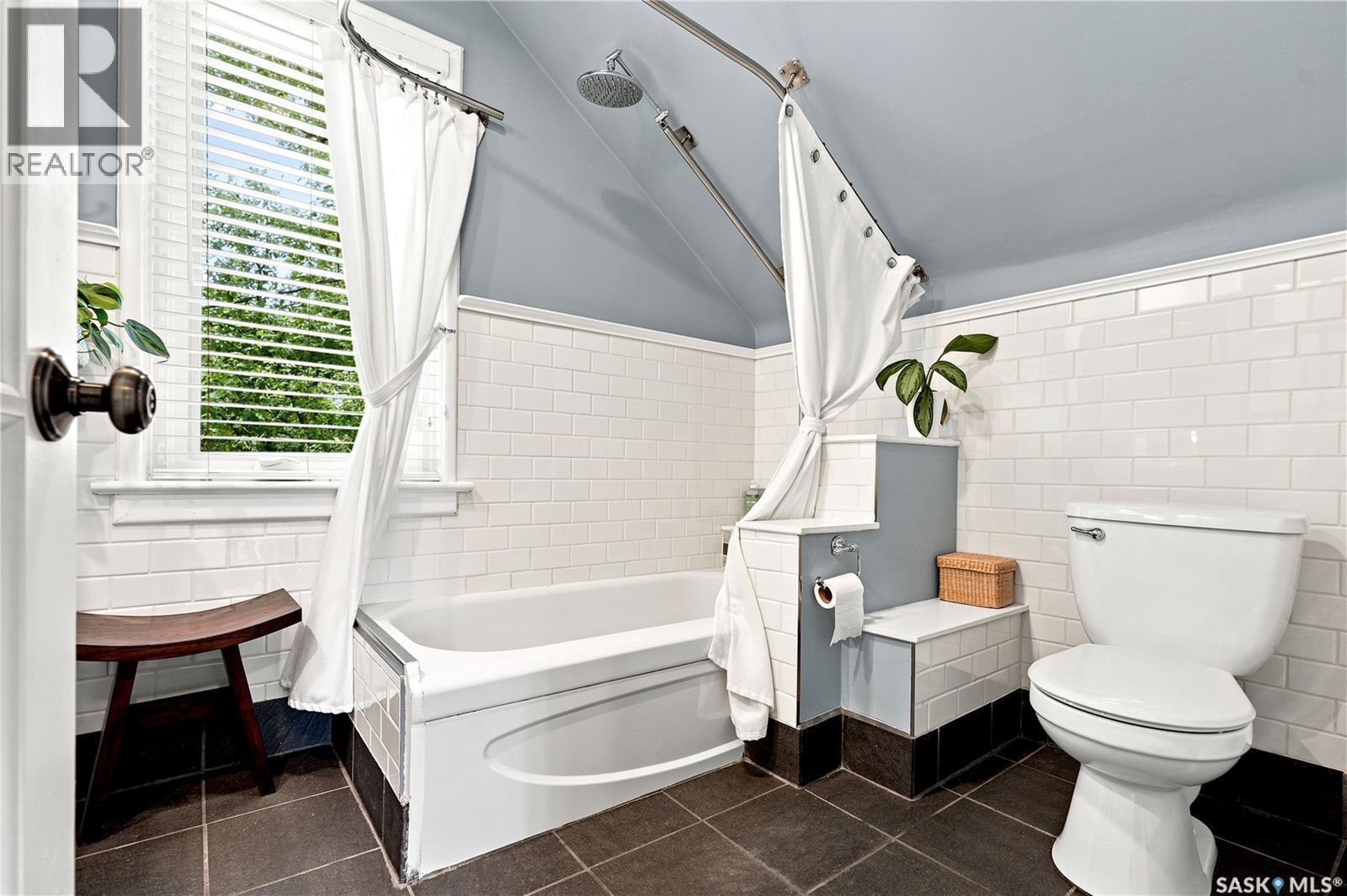 627 12Th Street E, Saskatoon, SK - Indoor Photo Showing Bathroom