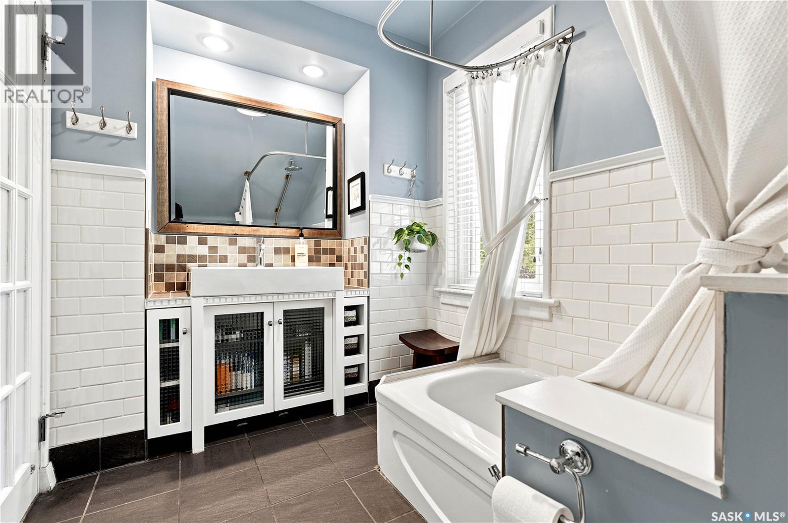 627 12Th Street E, Saskatoon, SK - Indoor With Fireplace