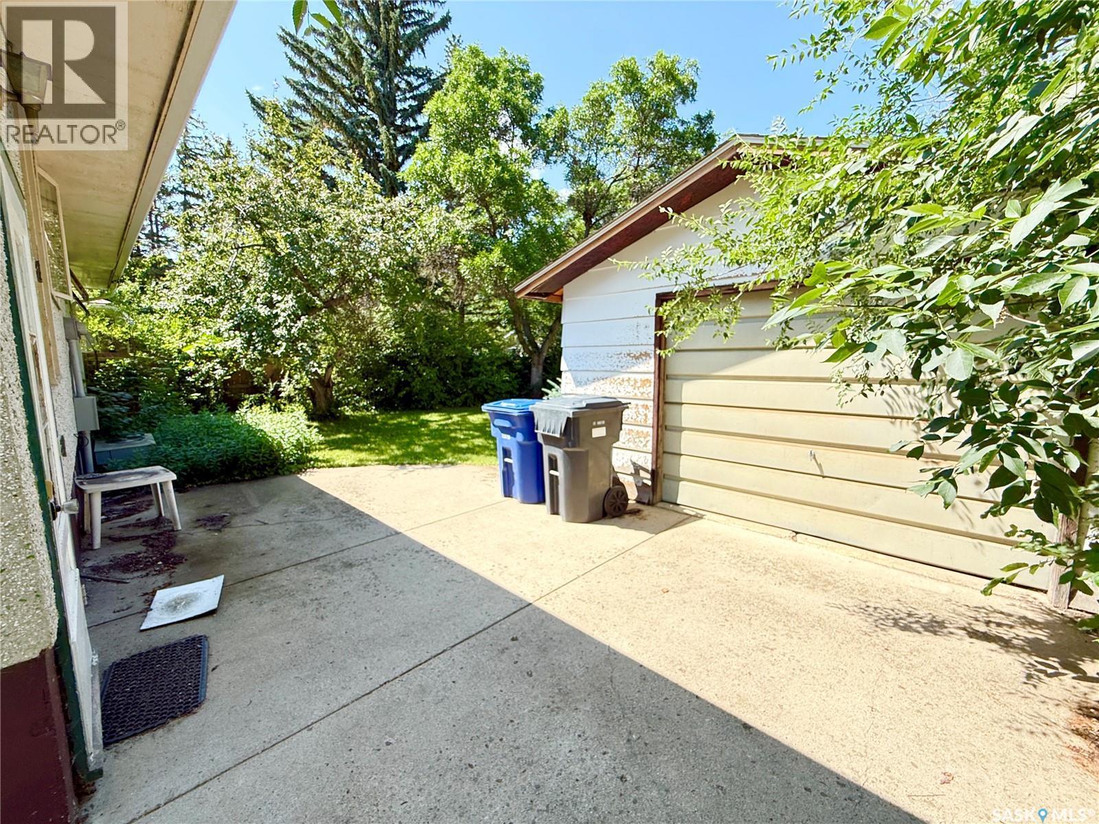 1117 Hartney Avenue, Weyburn, SK - Outdoor