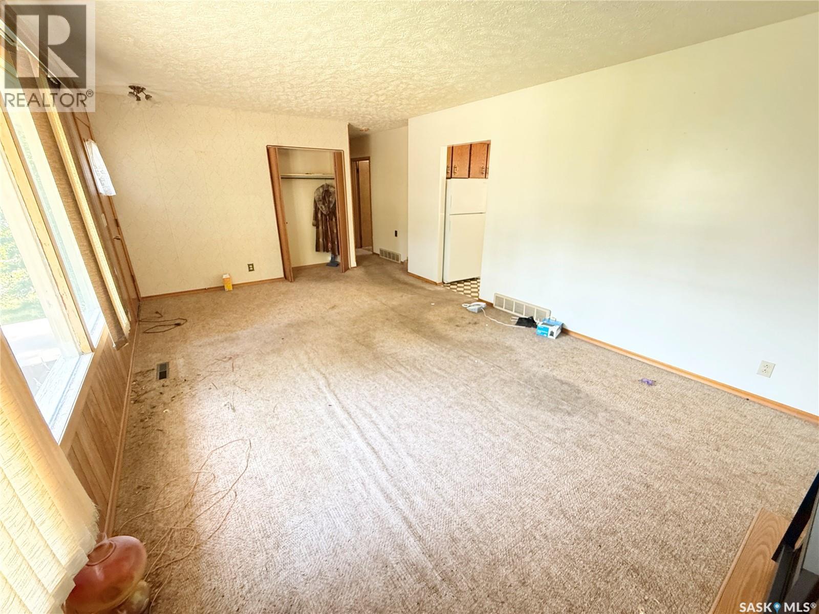 1117 Hartney Avenue, Weyburn, SK - Indoor Photo Showing Other Room