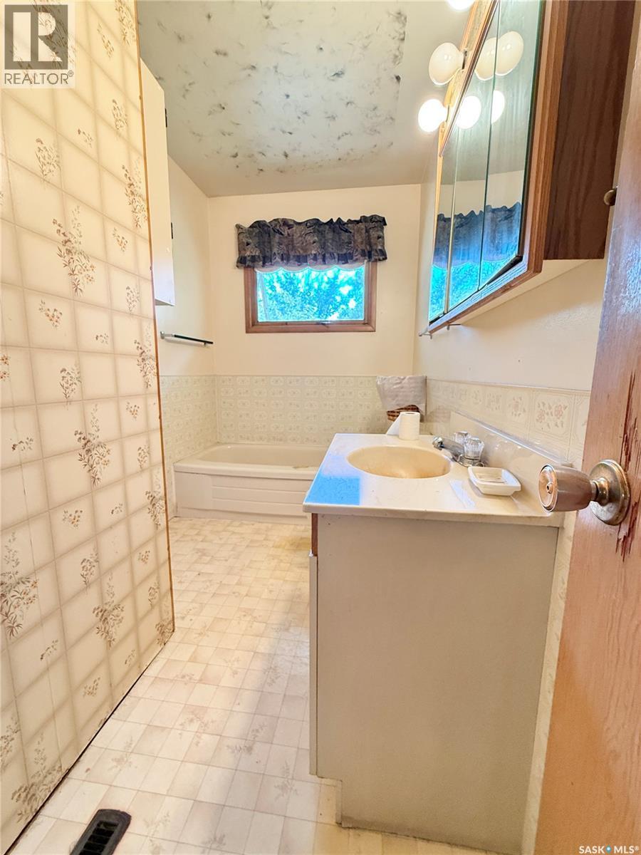 1117 Hartney Avenue, Weyburn, SK - Indoor Photo Showing Bathroom