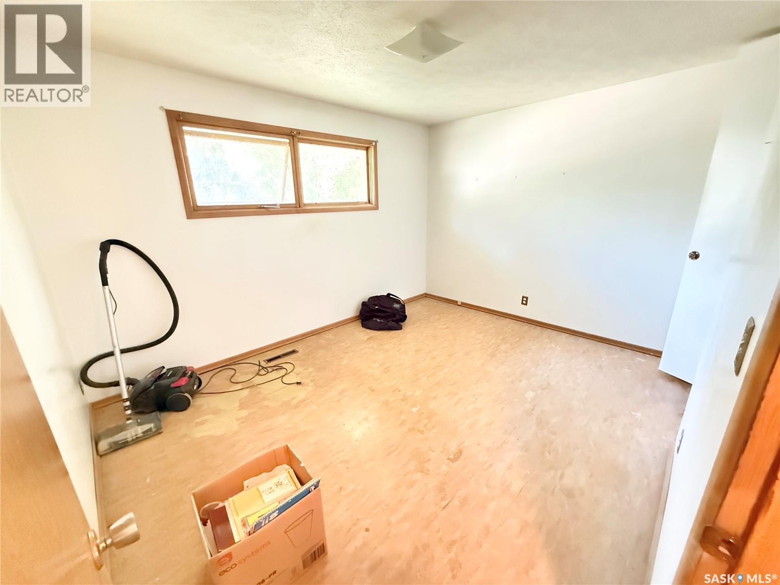 1117 Hartney Avenue, Weyburn, SK - Indoor Photo Showing Other Room