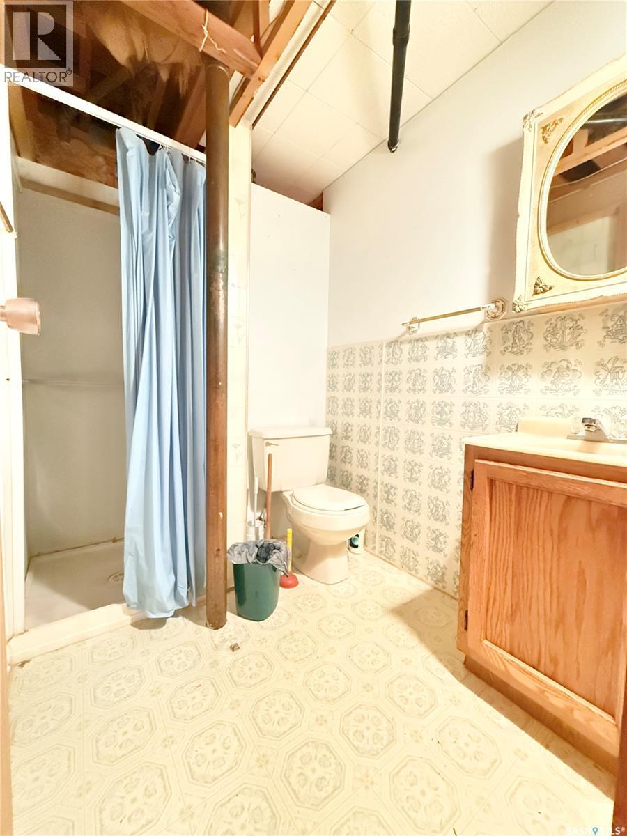 1117 Hartney Avenue, Weyburn, SK - Indoor Photo Showing Bathroom