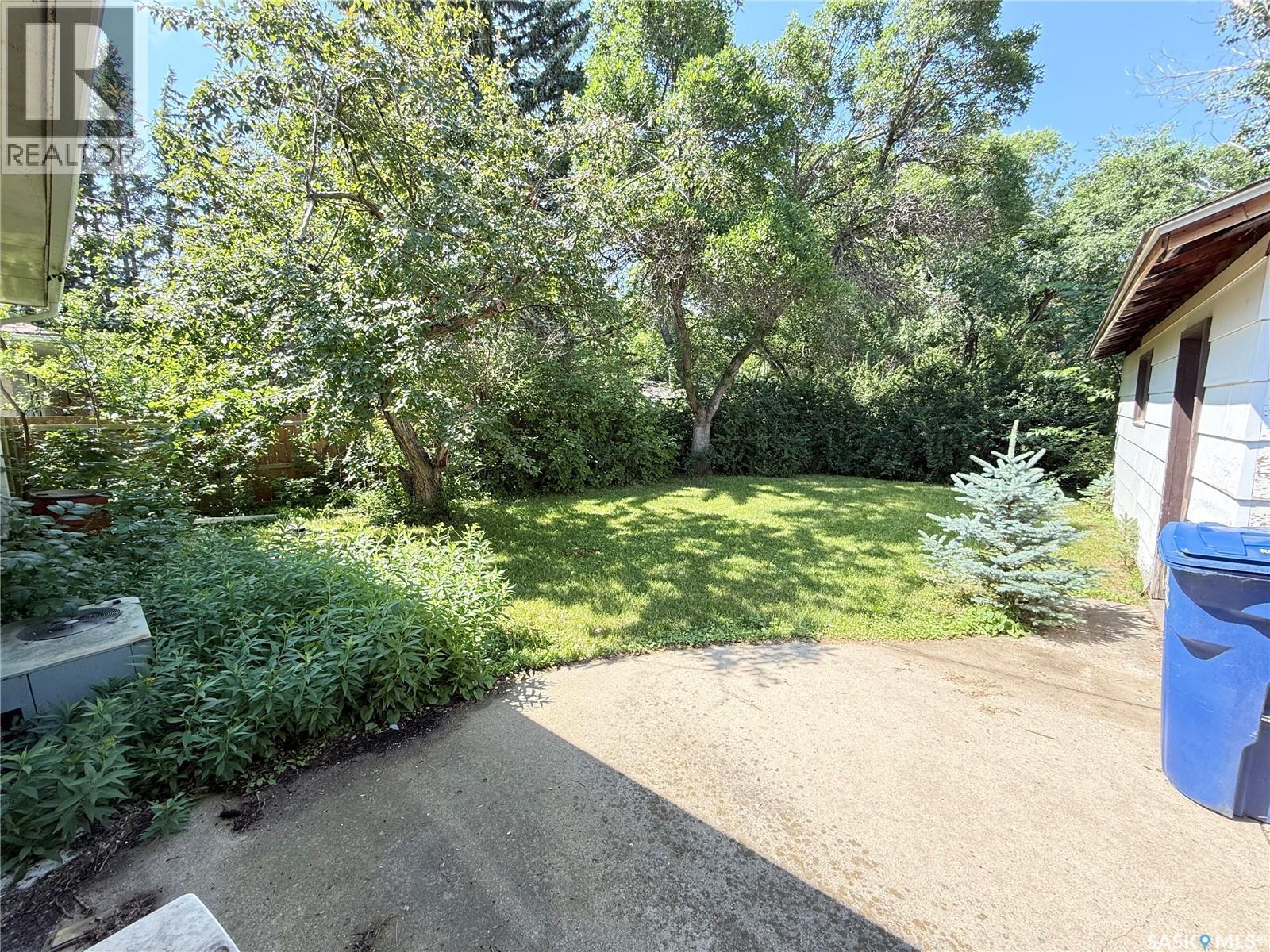 1117 Hartney Avenue, Weyburn, SK - Outdoor