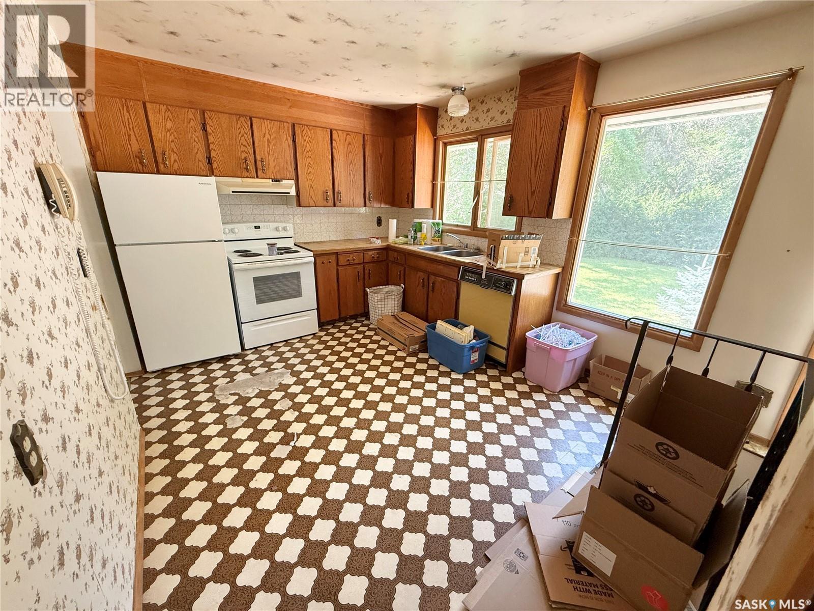 1117 Hartney Avenue, Weyburn, SK - Indoor Photo Showing Kitchen With Double Sink