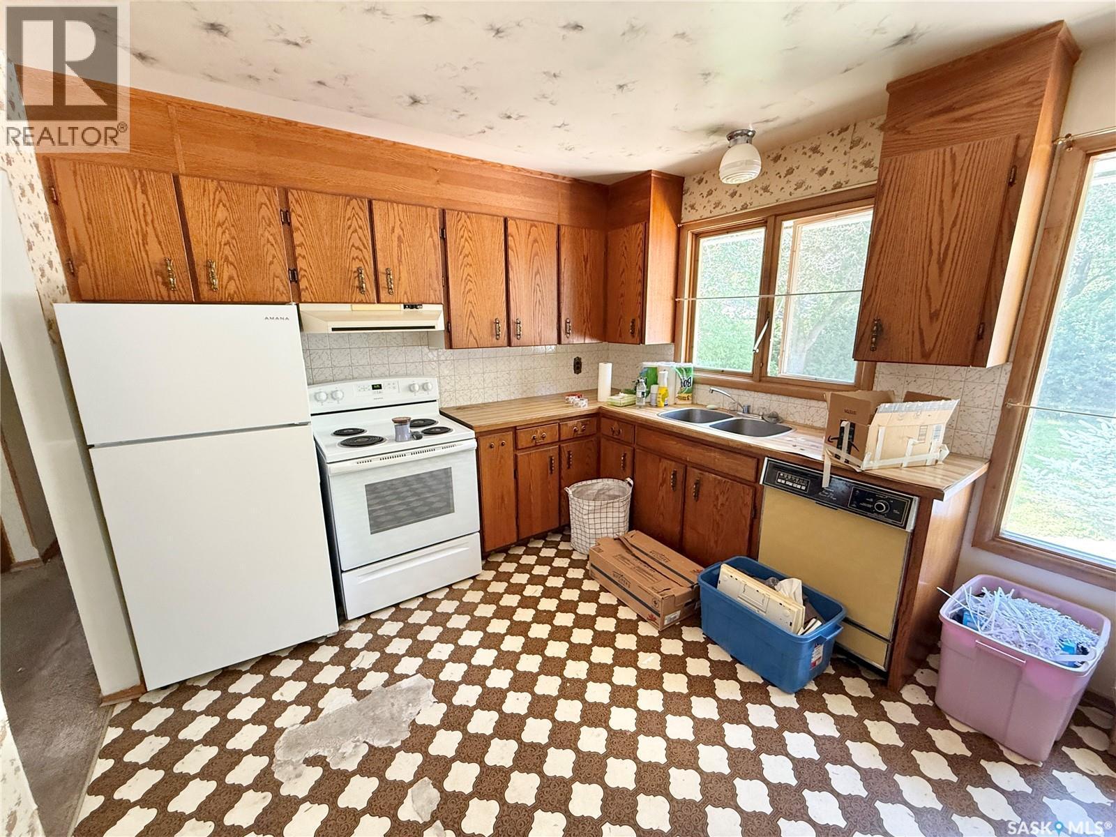 1117 Hartney Avenue, Weyburn, SK - Indoor Photo Showing Kitchen With Double Sink