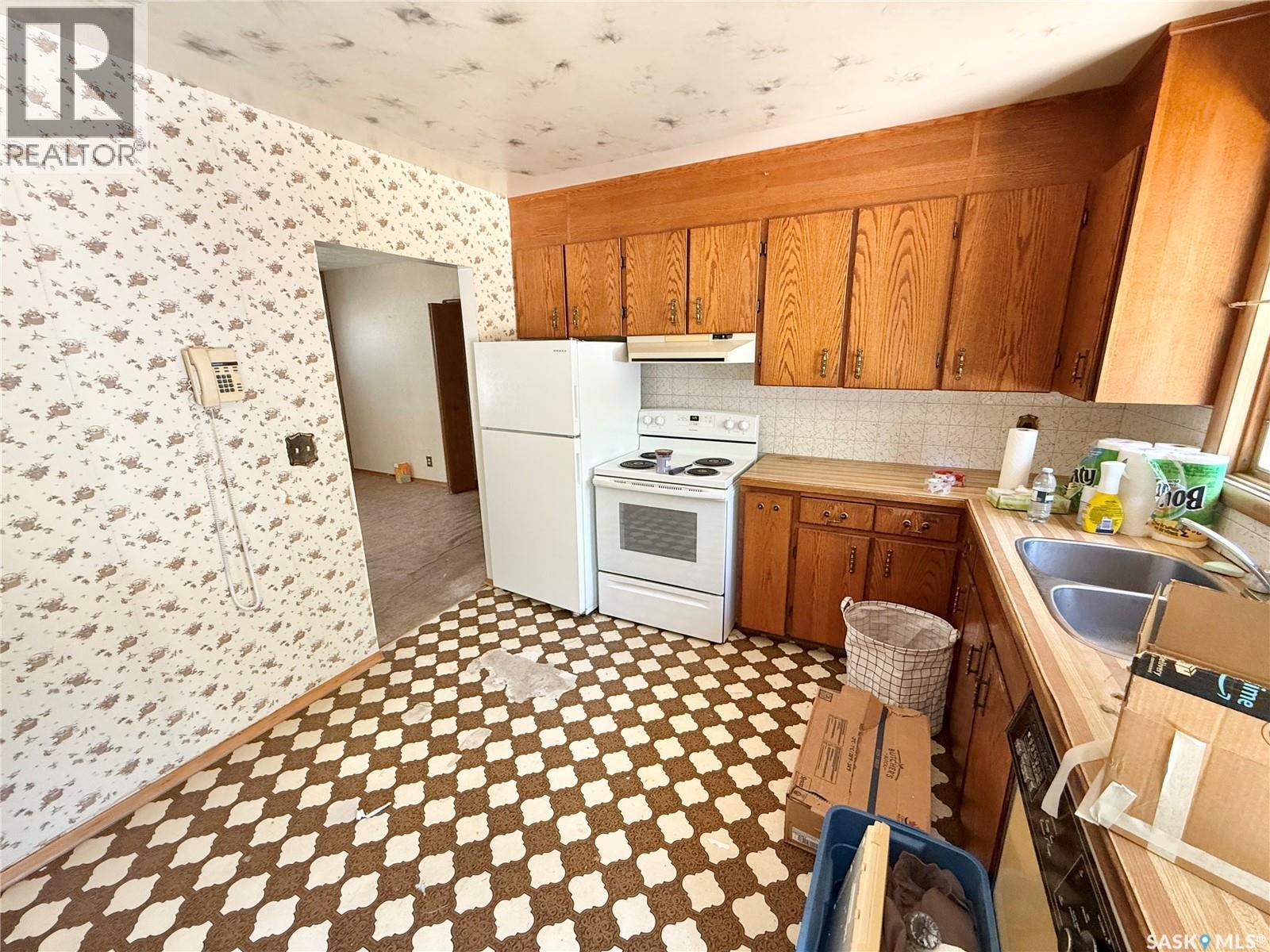 1117 Hartney Avenue, Weyburn, SK - Indoor Photo Showing Kitchen With Double Sink