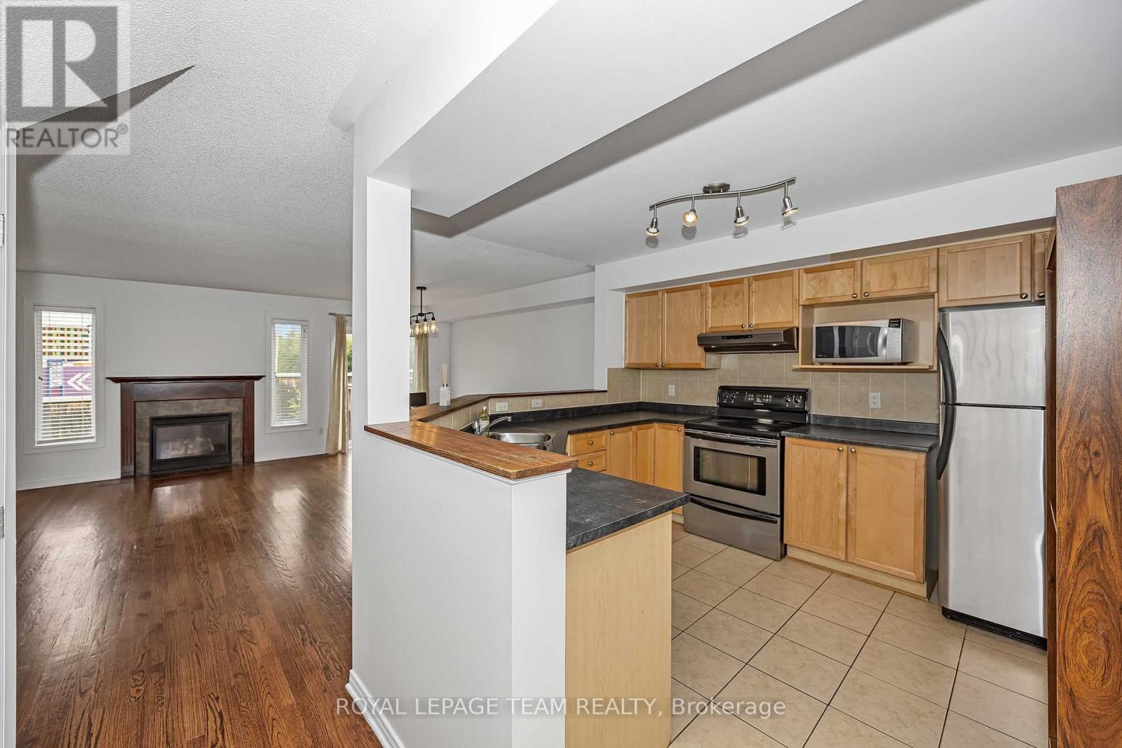 323 Freedom Private, Ottawa, ON - Indoor Photo Showing Kitchen With Stainless Steel Kitchen