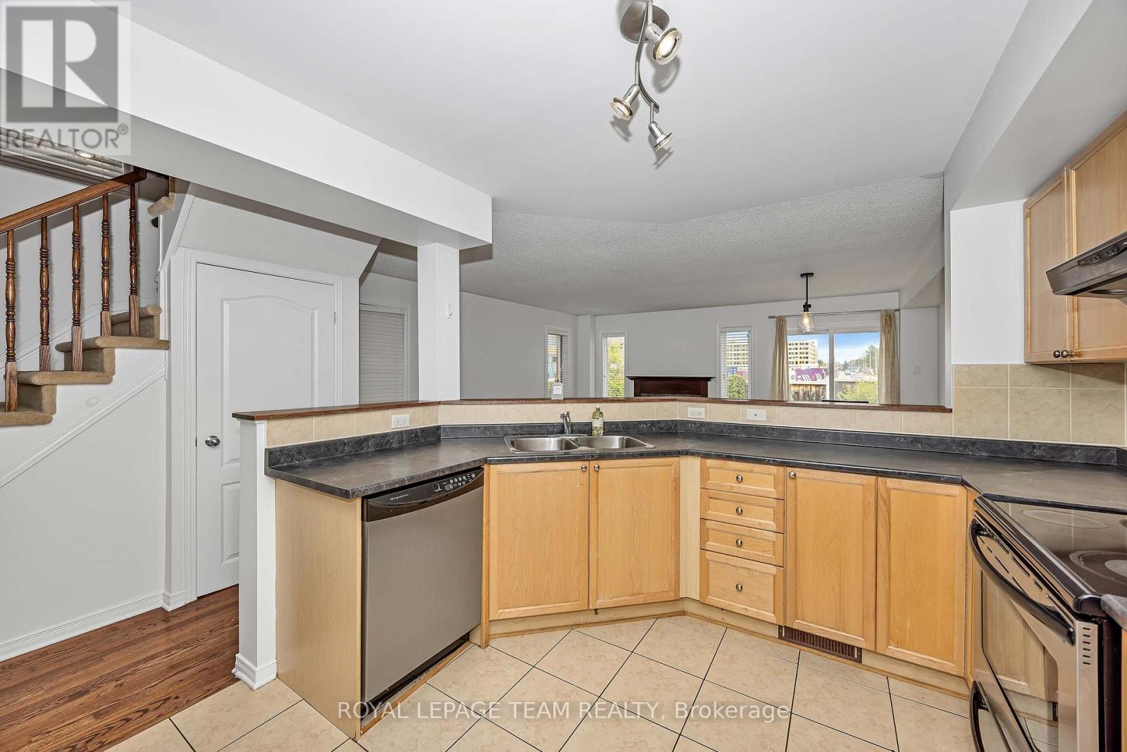 323 Freedom Private, Ottawa, ON - Indoor Photo Showing Kitchen With Double Sink