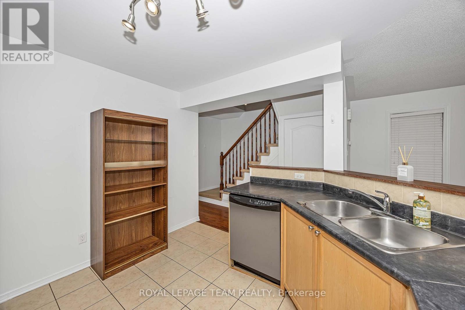 323 Freedom Private, Ottawa, ON - Indoor Photo Showing Kitchen With Double Sink