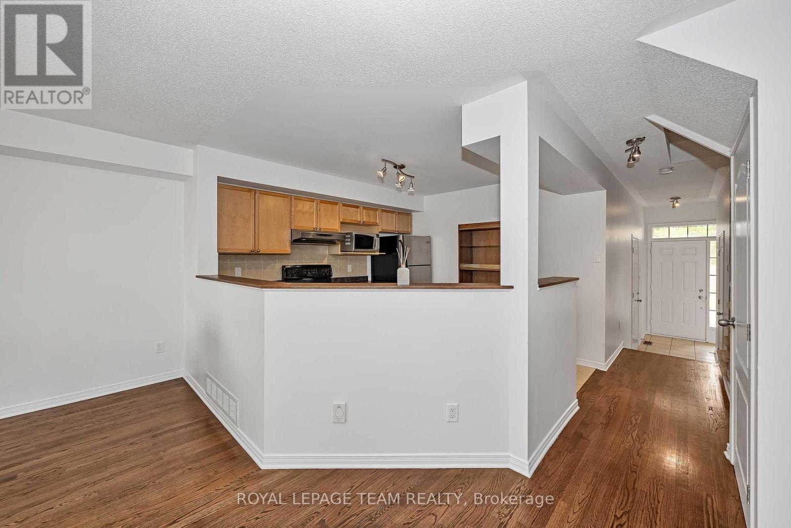 323 Freedom Private, Ottawa, ON - Indoor Photo Showing Kitchen
