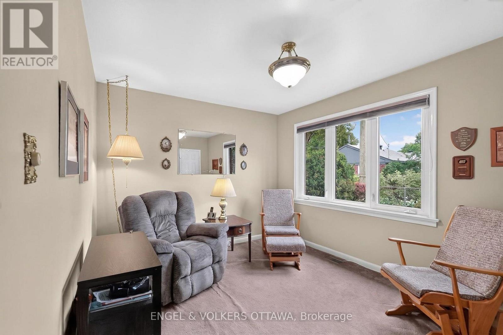783 Wingate Drive, Ottawa, ON - Indoor Photo Showing Living Room