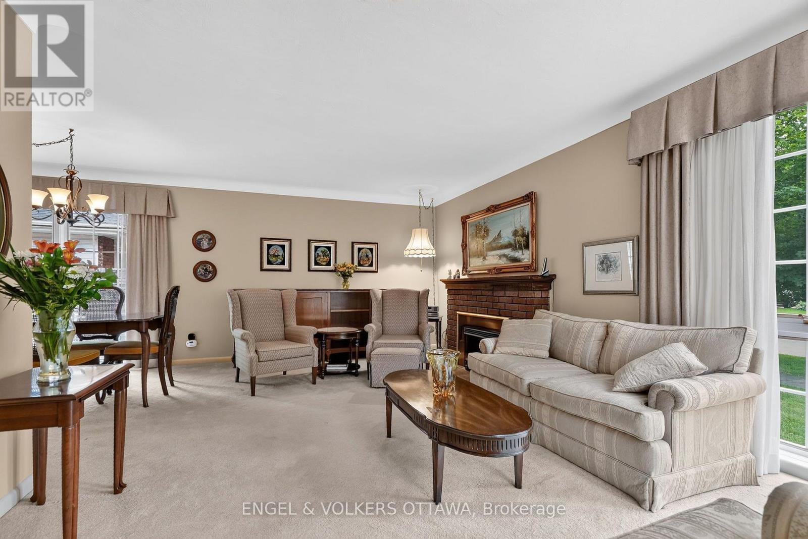 783 Wingate Drive, Ottawa, ON - Indoor Photo Showing Living Room