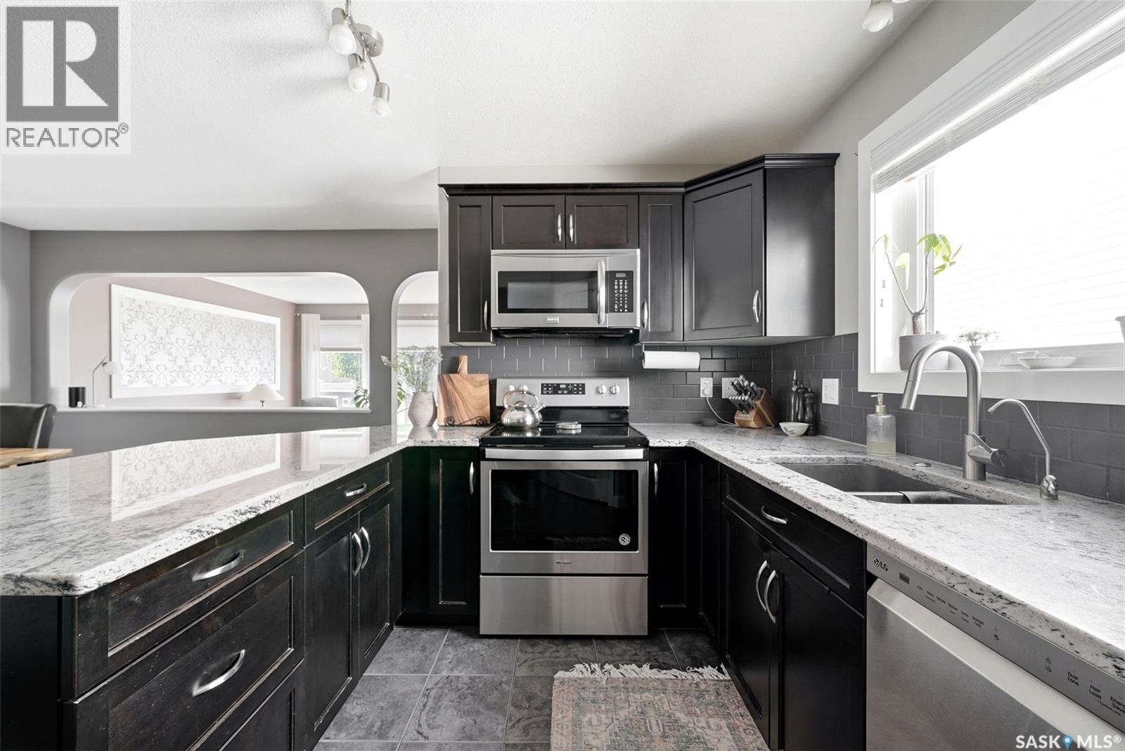 3513 Green Bank Road, Regina, SK - Indoor Photo Showing Kitchen With Double Sink