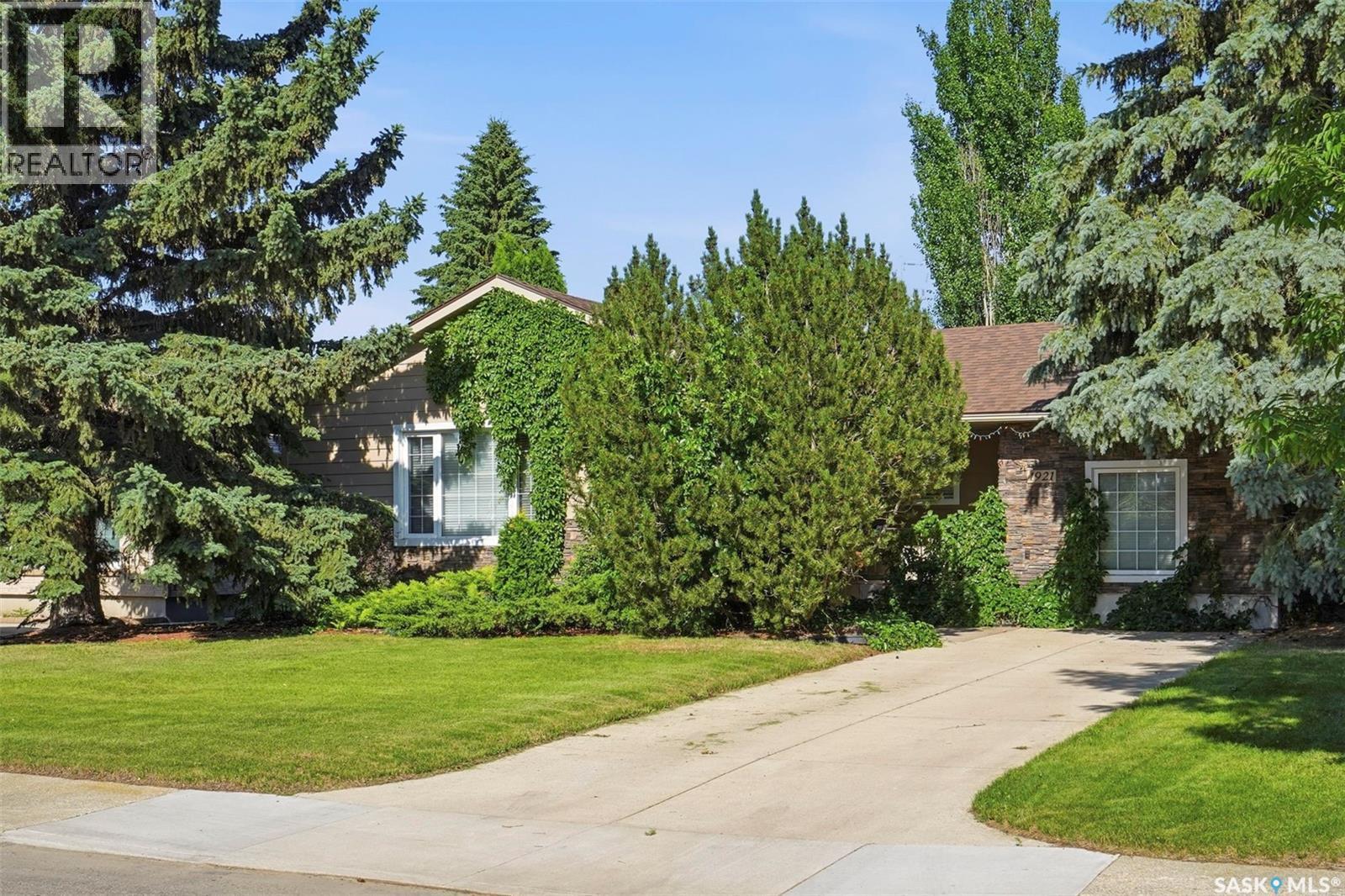 1921 Sommerfeld Avenue, Saskatoon, SK - Outdoor