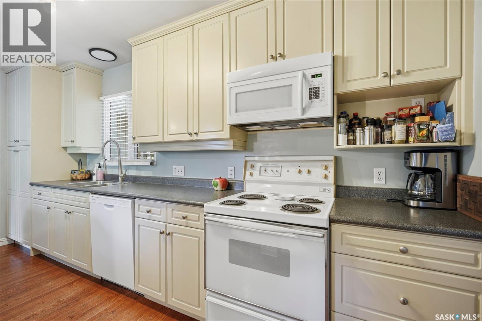 1921 Sommerfeld Avenue, Saskatoon, SK - Indoor Photo Showing Kitchen