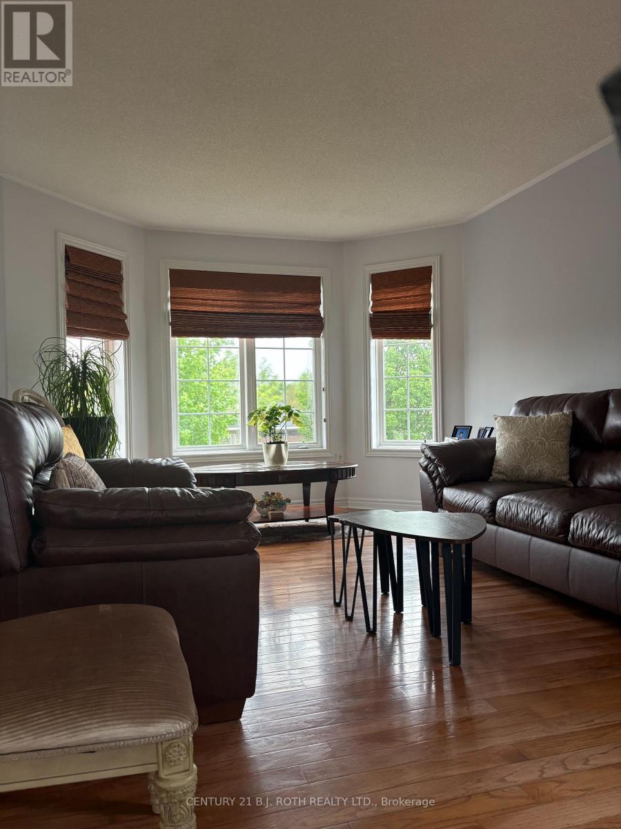 Upper Level - 59 Nicklaus Drive, Barrie, ON - Indoor Photo Showing Living Room