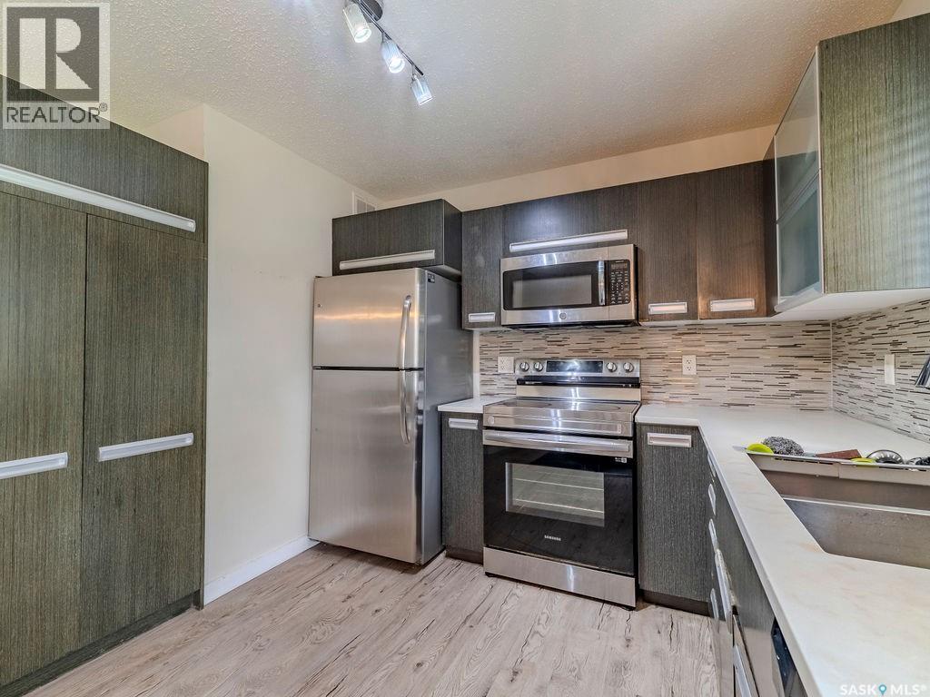 143 135 Ashworth Crescent, Saskatoon, SK - Indoor Photo Showing Kitchen With Upgraded Kitchen
