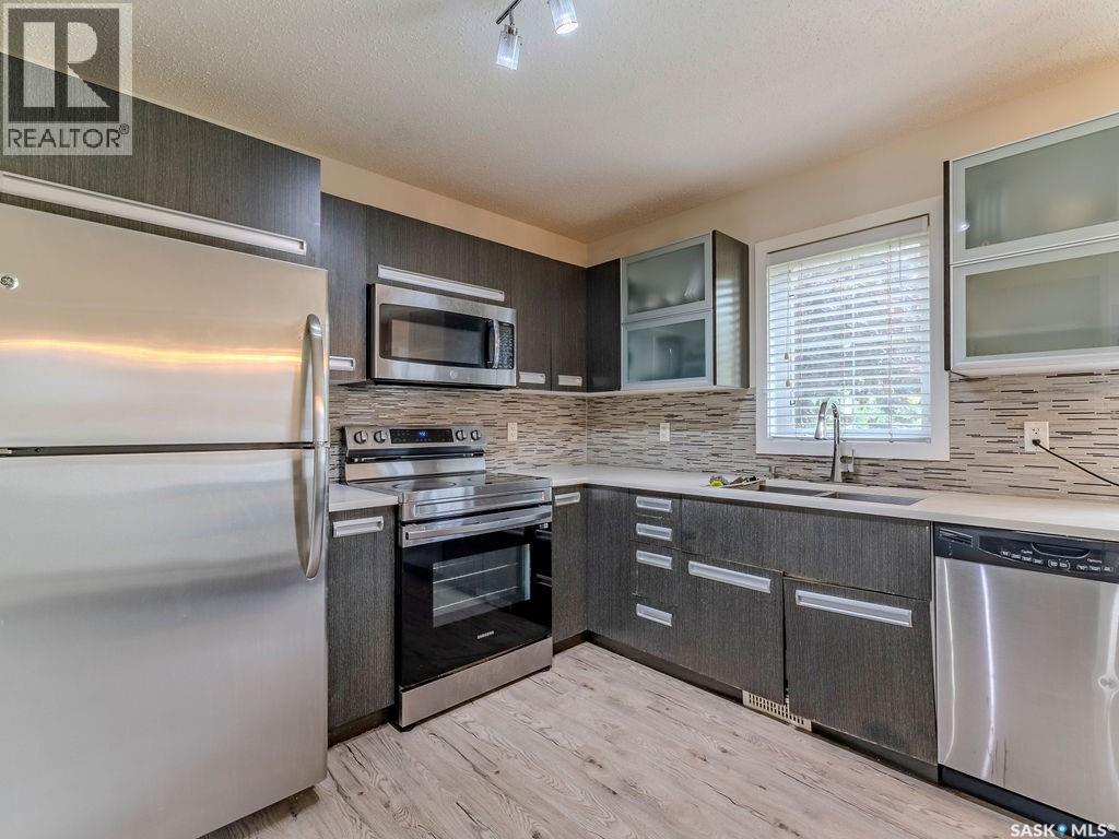 143 135 Ashworth Crescent, Saskatoon, SK - Indoor Photo Showing Kitchen With Double Sink With Upgraded Kitchen