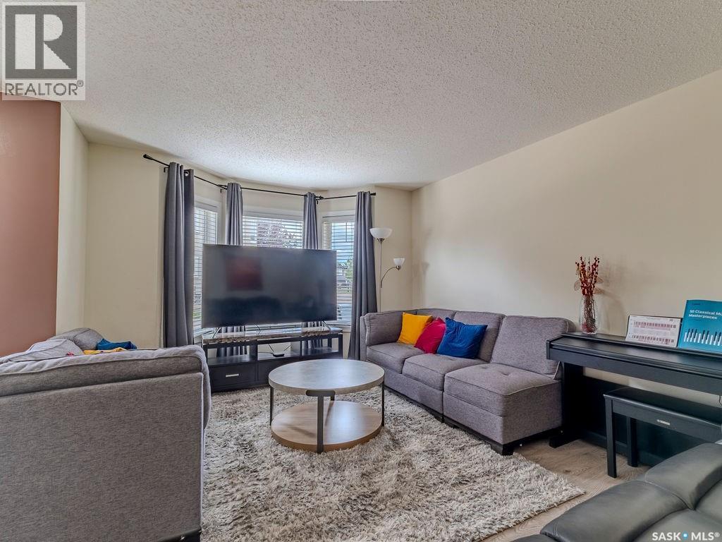 143 135 Ashworth Crescent, Saskatoon, SK - Indoor Photo Showing Living Room