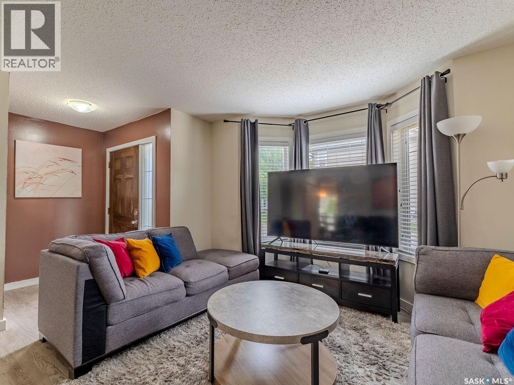143 135 Ashworth Crescent, Saskatoon, SK - Indoor Photo Showing Living Room