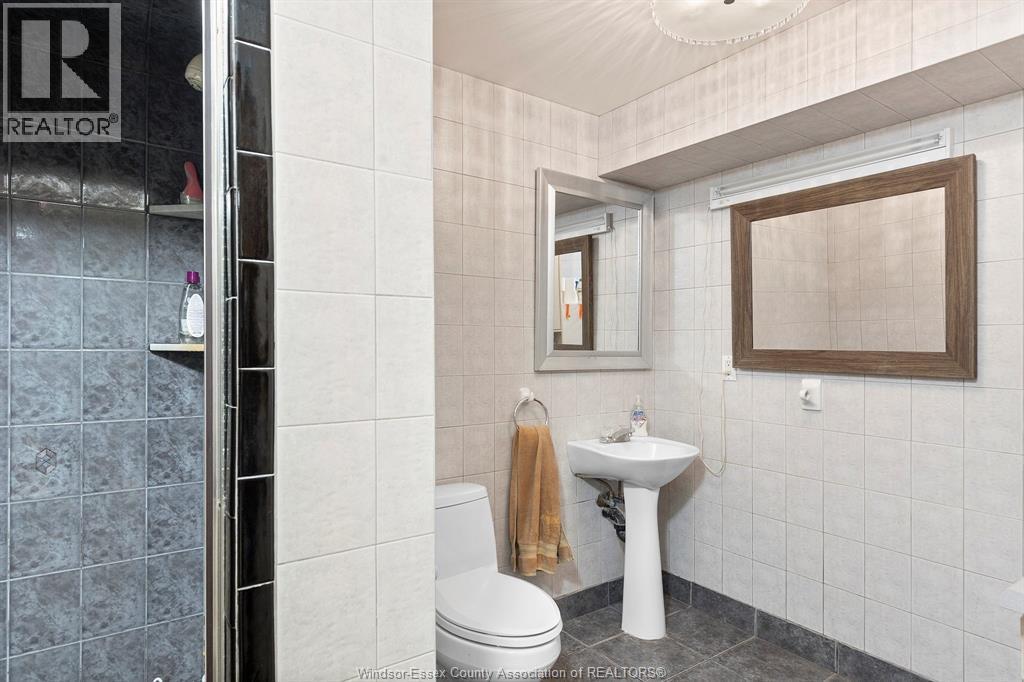 2648 Fleming, Windsor, ON - Indoor Photo Showing Bathroom