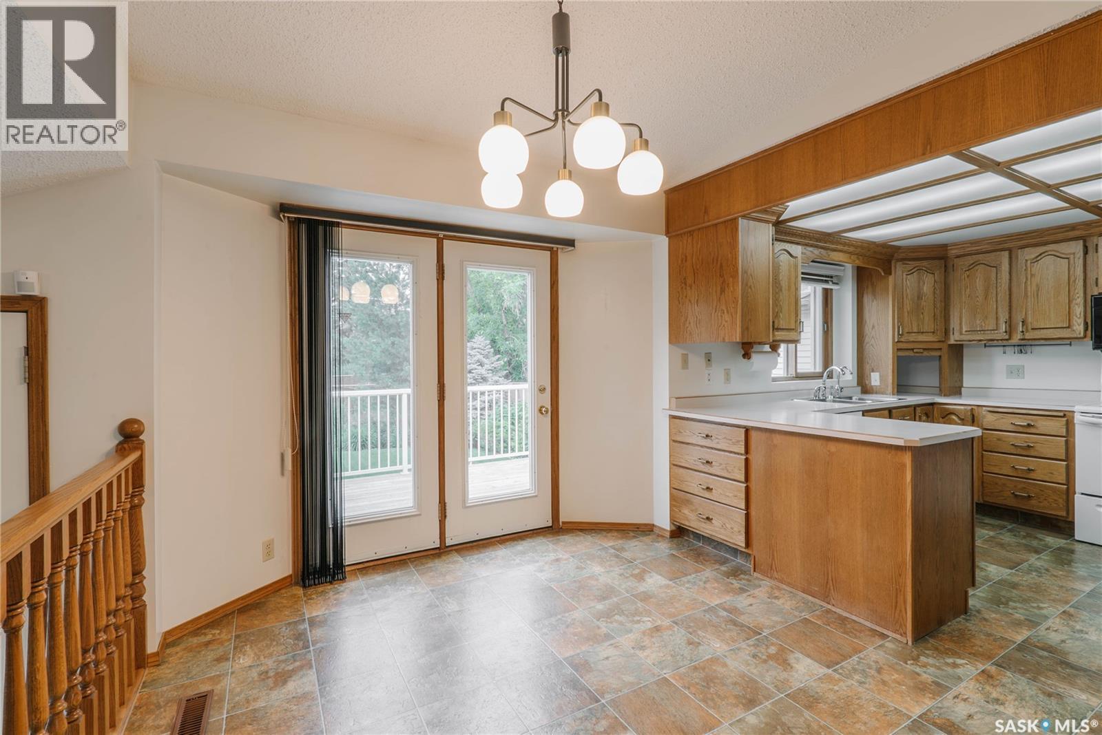 3338 Calder Crescent, Saskatoon, SK - Indoor Photo Showing Kitchen