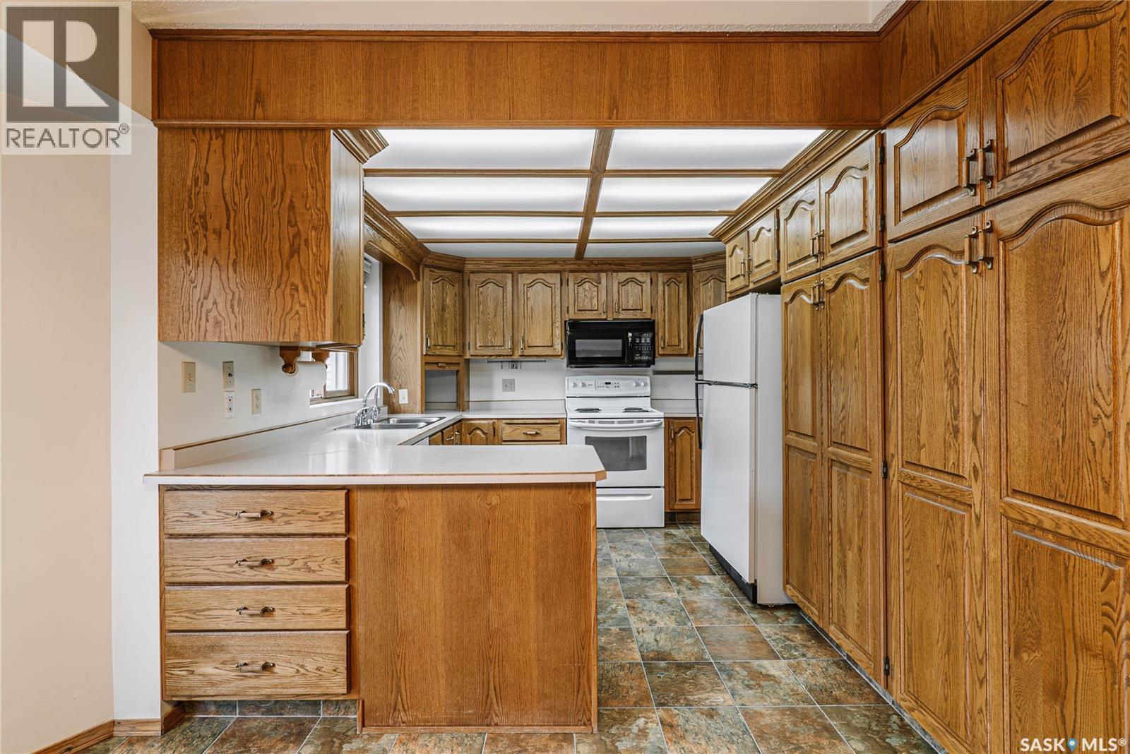 3338 Calder Crescent, Saskatoon, SK - Indoor Photo Showing Kitchen