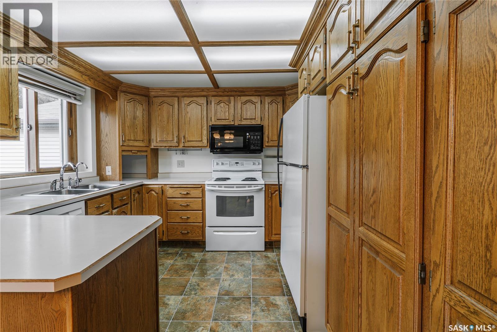 3338 Calder Crescent, Saskatoon, SK - Indoor Photo Showing Kitchen With Double Sink
