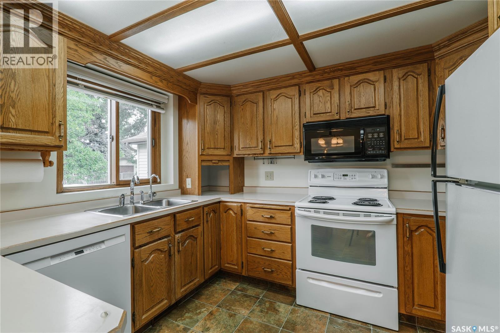 3338 Calder Crescent, Saskatoon, SK - Indoor Photo Showing Kitchen With Double Sink