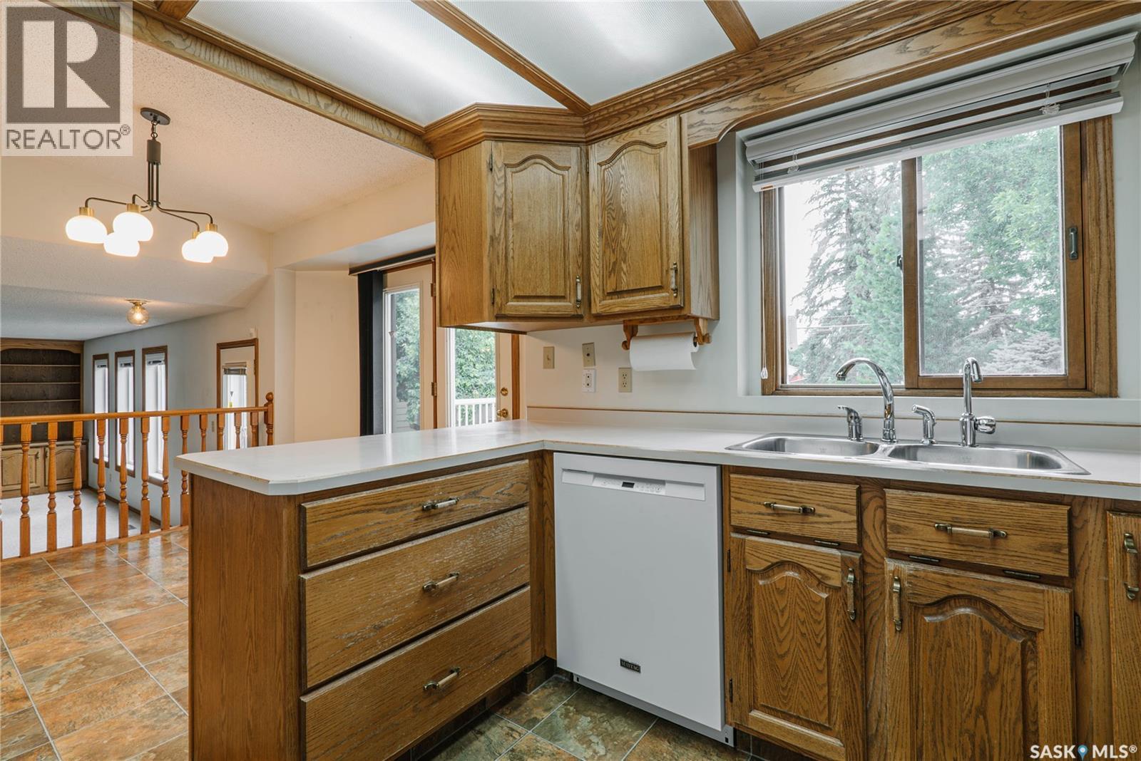 3338 Calder Crescent, Saskatoon, SK - Indoor Photo Showing Kitchen With Double Sink
