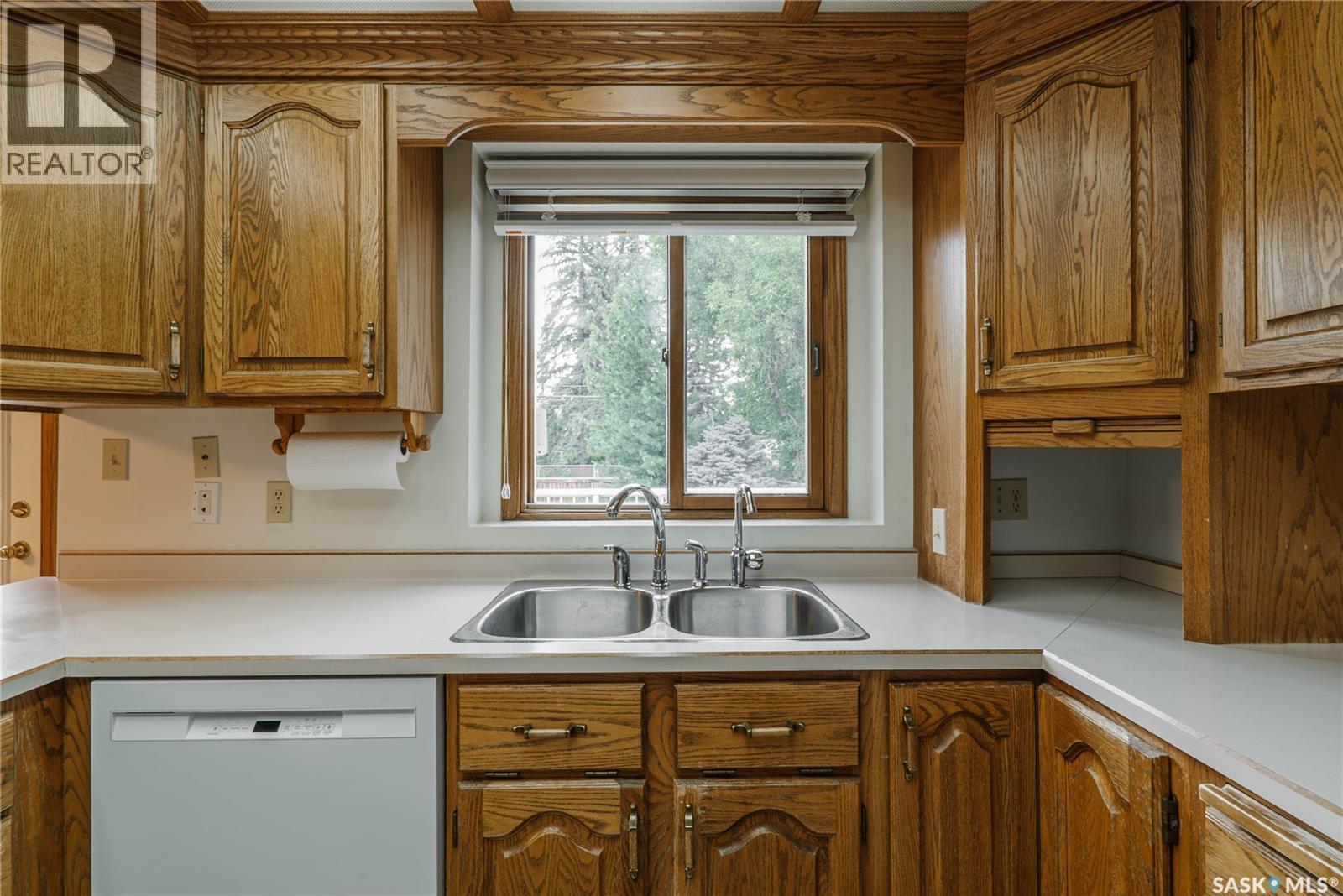 3338 Calder Crescent, Saskatoon, SK - Indoor Photo Showing Kitchen With Double Sink