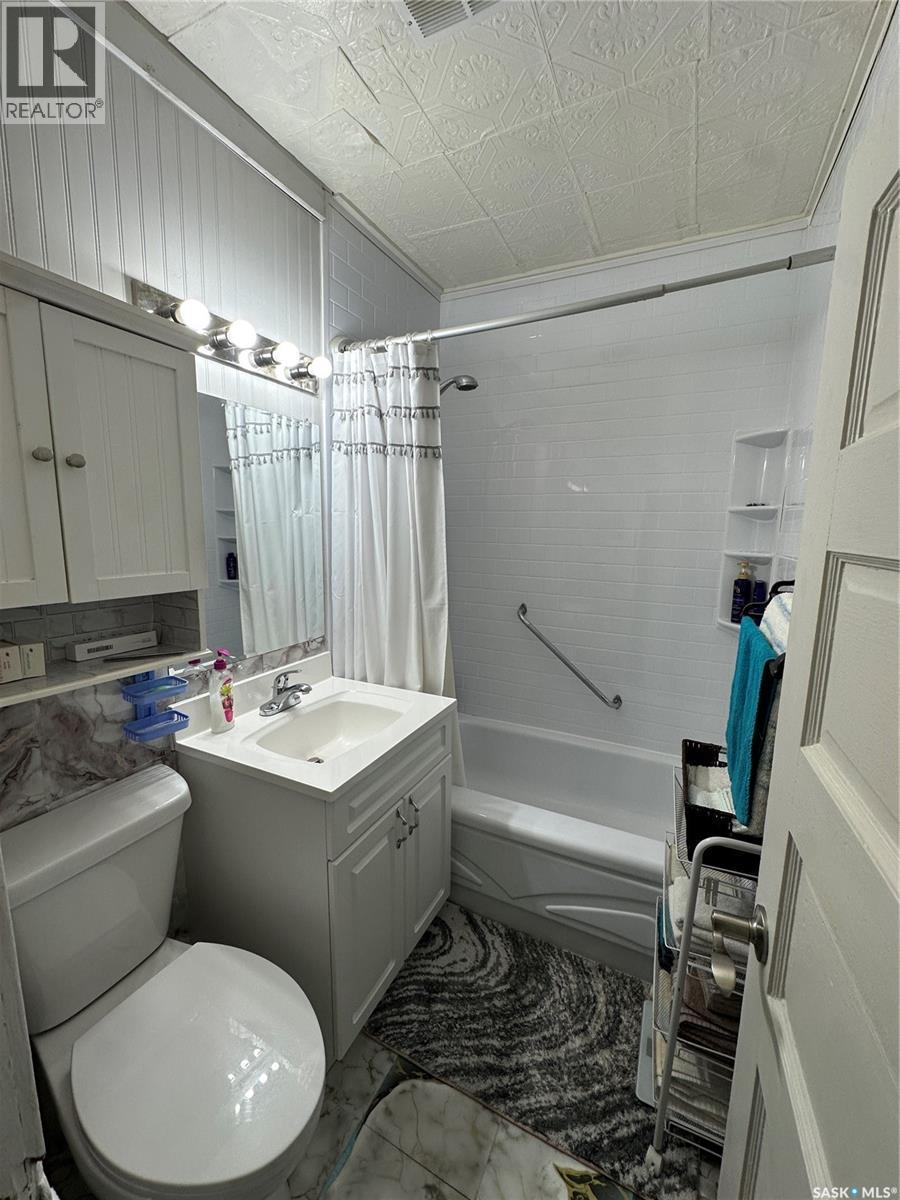 124 Taylor Street, Kamsack, SK - Indoor Photo Showing Bathroom