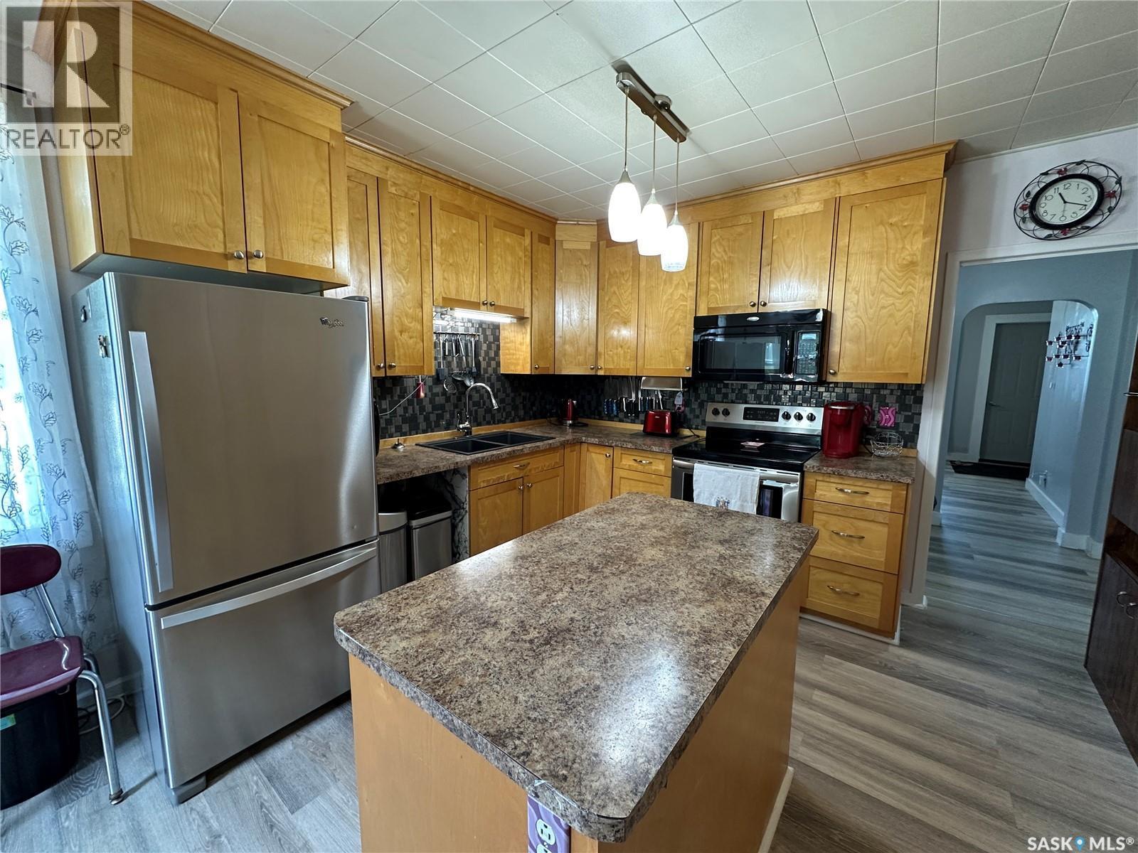124 Taylor Street, Kamsack, SK - Indoor Photo Showing Kitchen With Double Sink