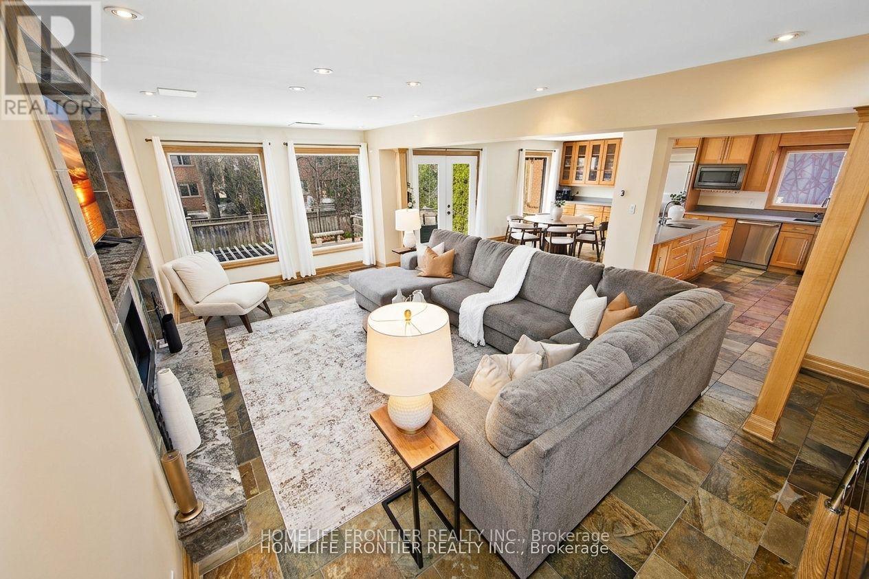 6124 Hardesty Crescent, Mississauga, ON - Indoor Photo Showing Living Room