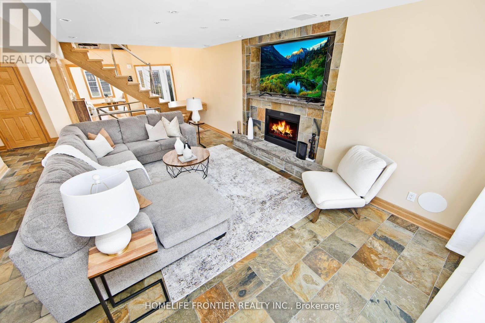 6124 Hardesty Crescent, Mississauga, ON - Indoor Photo Showing Living Room With Fireplace
