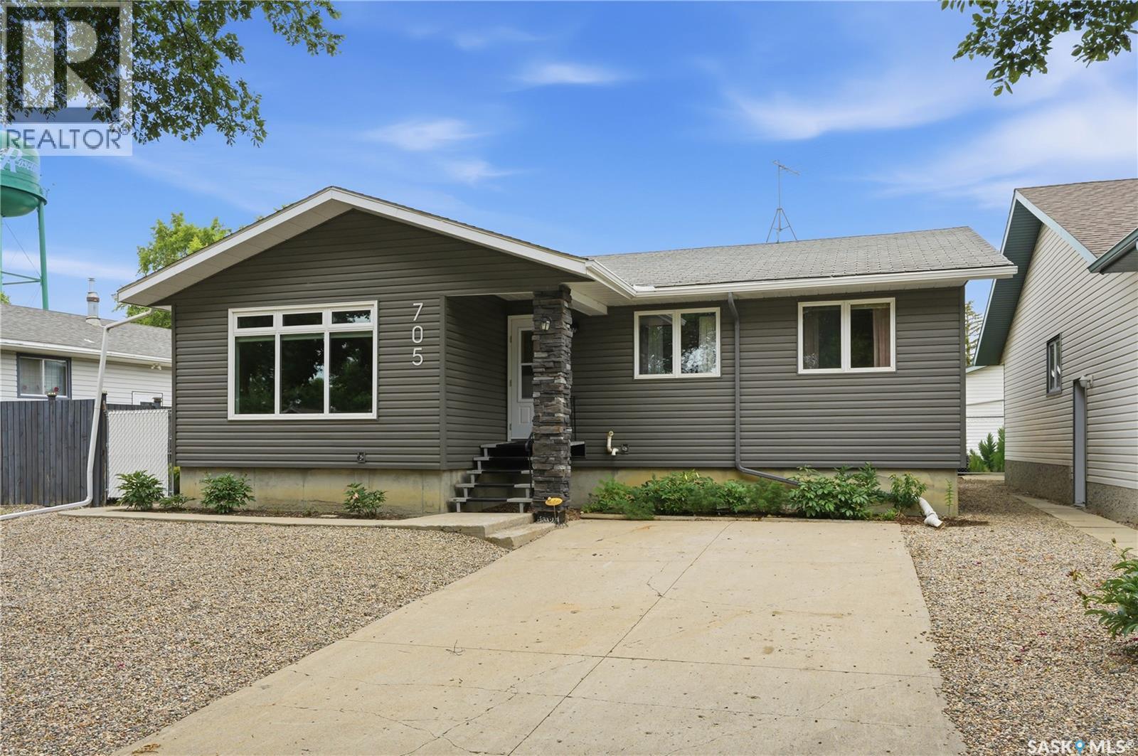 705 Main Street, Rosetown, SK - Outdoor
