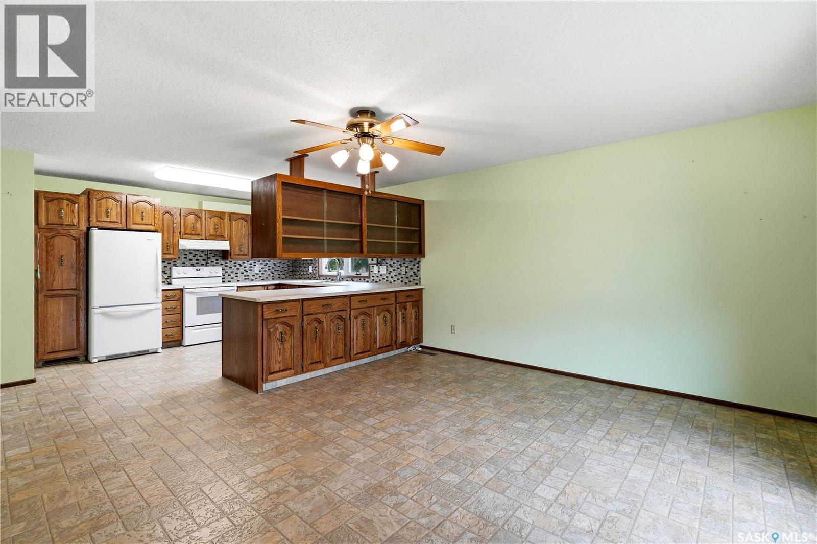 705 Main Street, Rosetown, SK - Indoor Photo Showing Kitchen