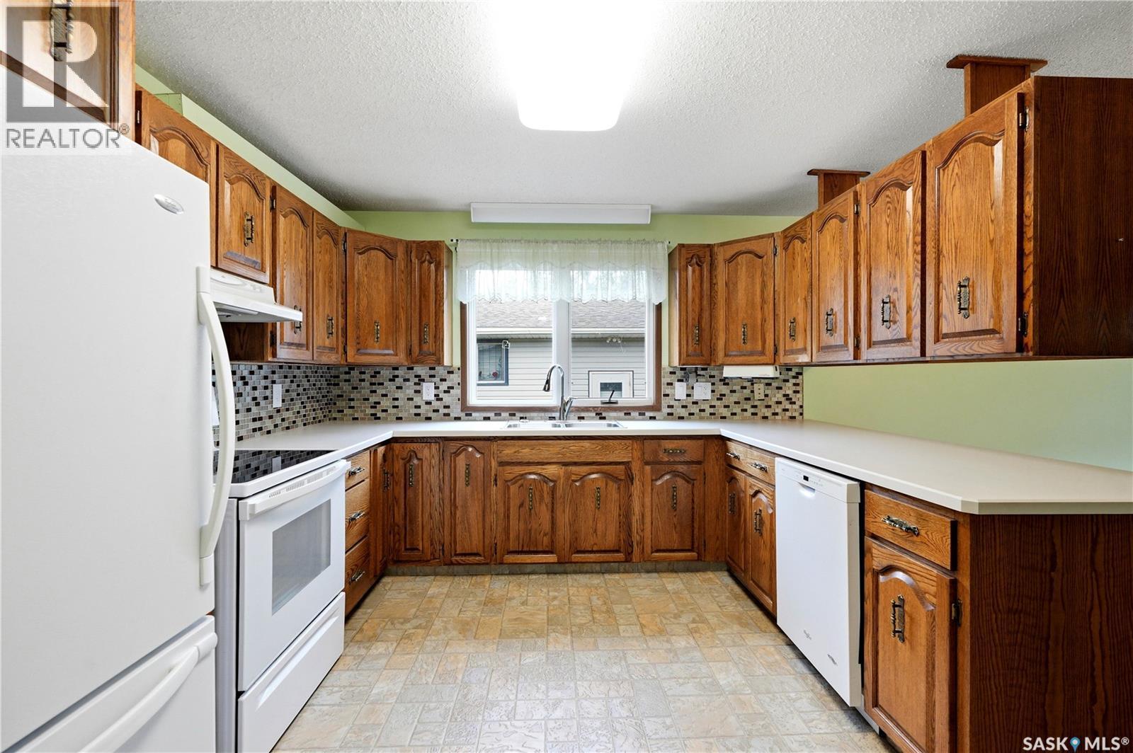 705 Main Street, Rosetown, SK - Indoor Photo Showing Kitchen