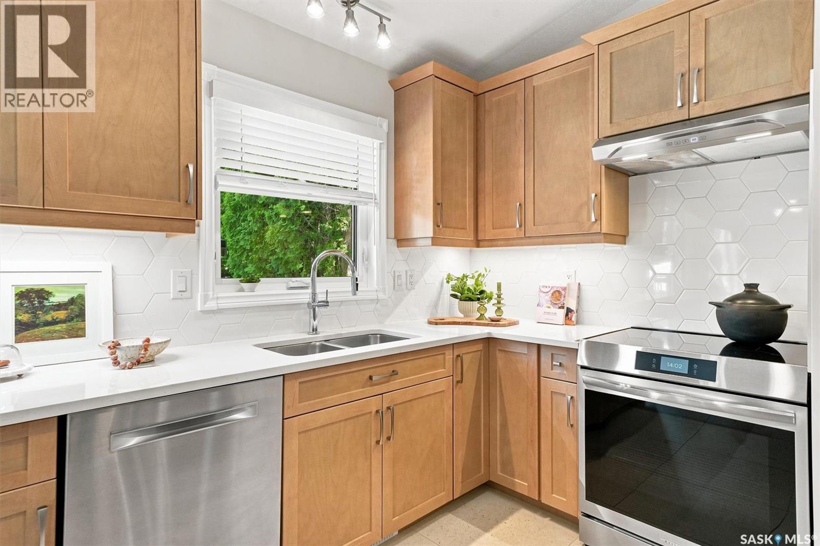 510 Steiger Way, Saskatoon, SK - Indoor Photo Showing Kitchen With Double Sink